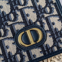 Luxury Iconic Crossbody Bag - Women's Elegant Designer Fashion - NM7380