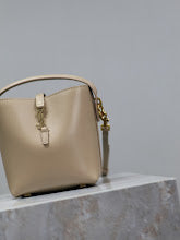 Chic Women's Designer Tote - Luxury Premium Handbag Style - NM3444