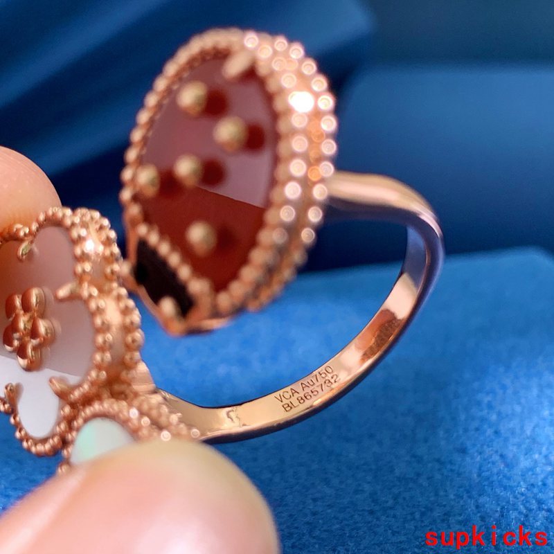 Side view of Van Cleef & Arpels unisex jewelry piece