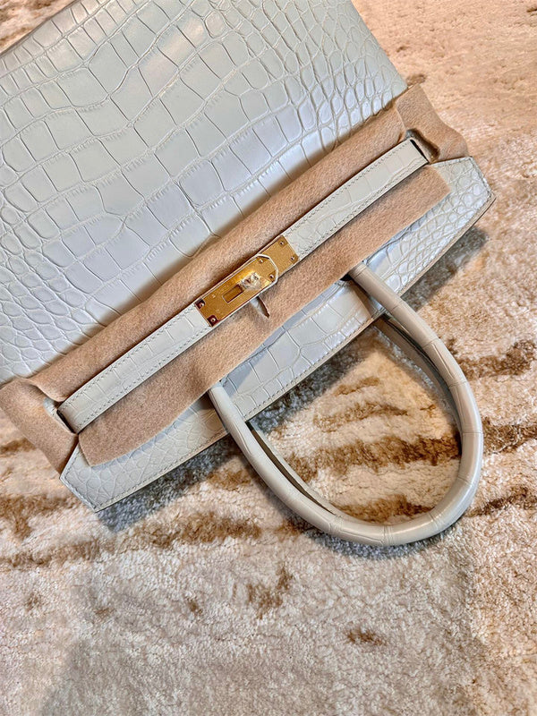  statement everyday bag detail view showing craftsmanship 8