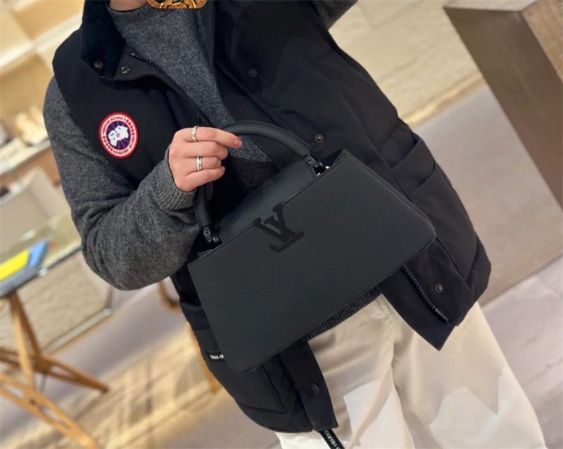  Versatile shoulder bag front view 25