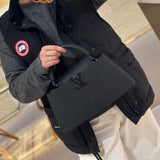  Versatile shoulder bag front view 25