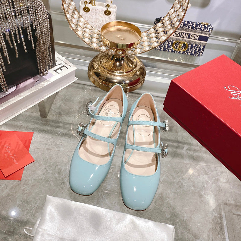 Front view of Roger Vivier luxury piece style No.049
