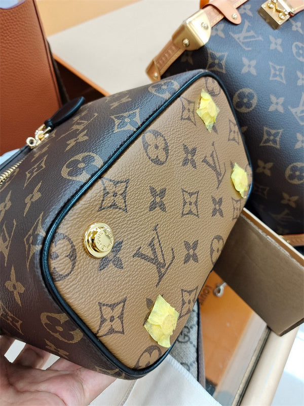  structured bag interior and compartment view