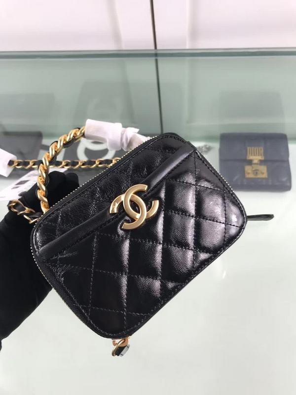 Zivas Charm Refined Structure Fashion Handbag (Signature Shape & Finish) – Close-Up Detail