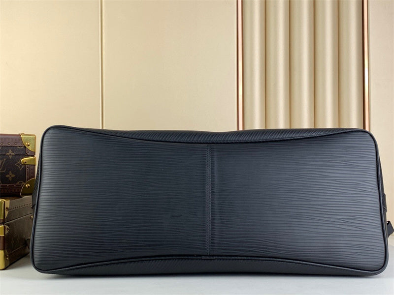  Streamlined shoulder bag carried on shoulder