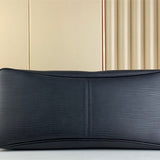  Streamlined shoulder bag carried on shoulder