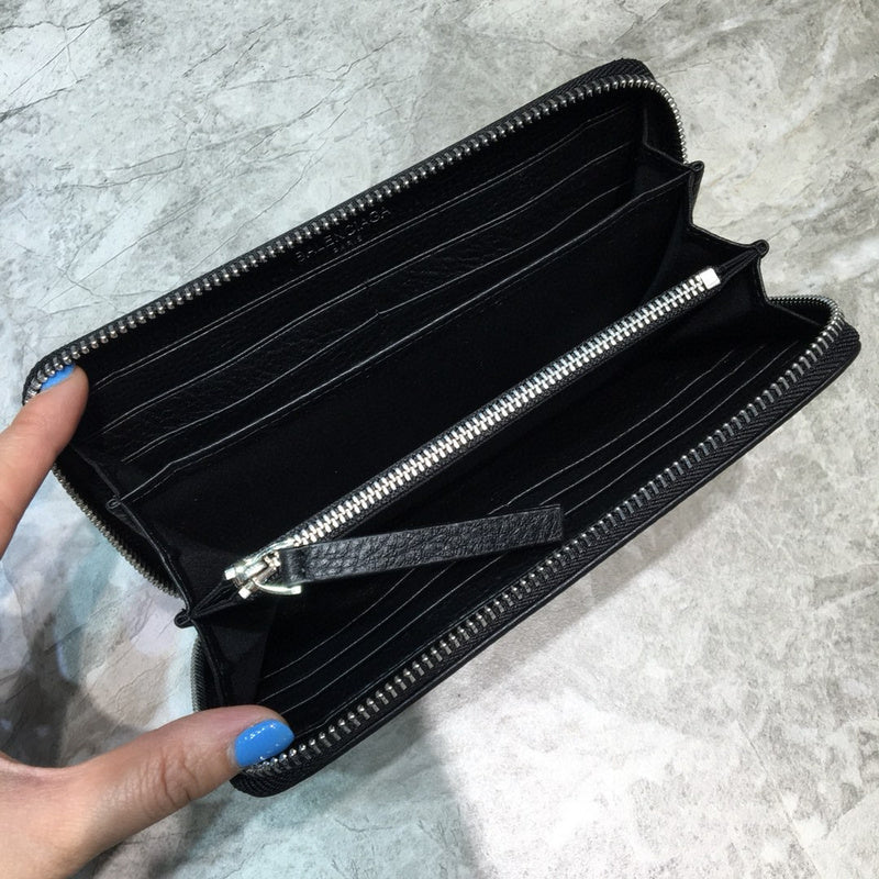 Chic Vegan Leather Handbag - Signature Hardware Accents | Women's Designer-Inspired Purse #1008 - hardware and detail close-up (image 5) of designer-inspired handbag
