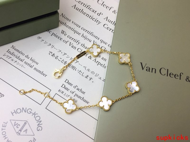 Full view of Van Cleef & Arpels unisex jewelry piece