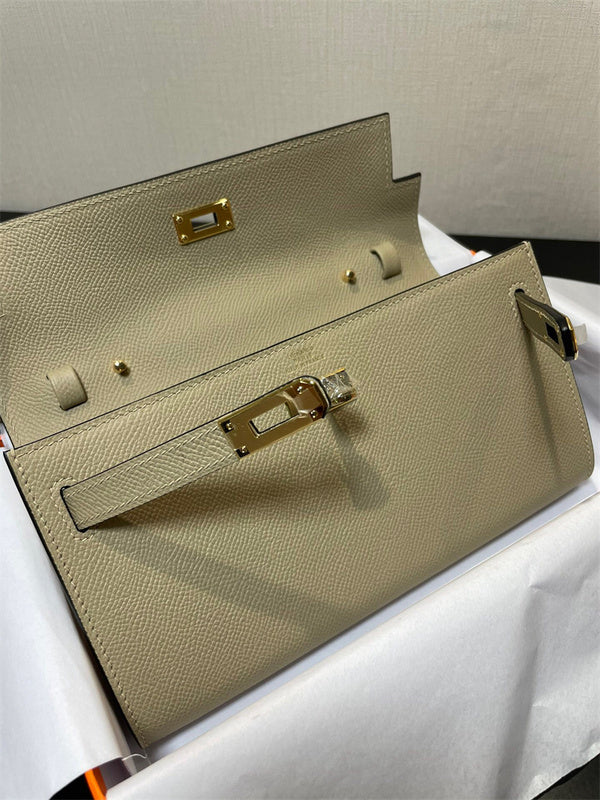  carryall bag close-up of hardware and finish 35