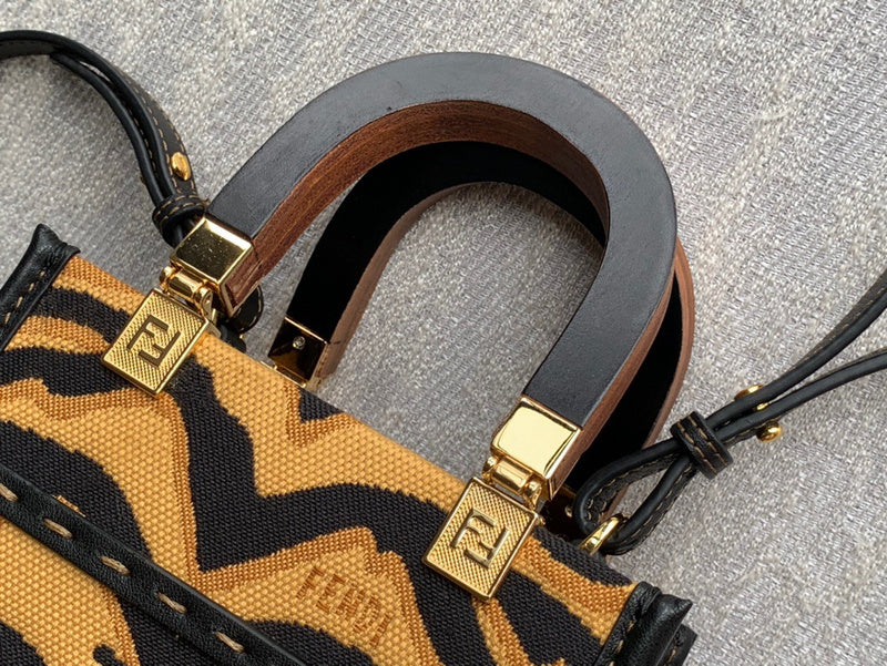Ziva's Charm handbag – interior view (6.5cm*13cm*18cm)