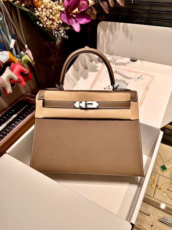  Structured top-handle bag front view