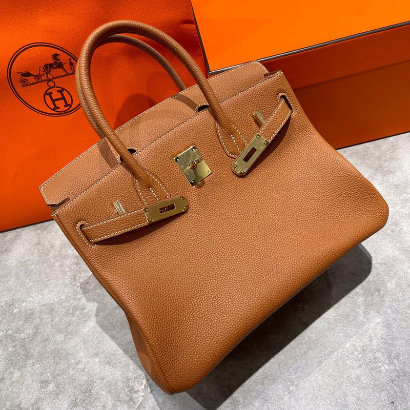 Crisp handbag styled for everyday wear