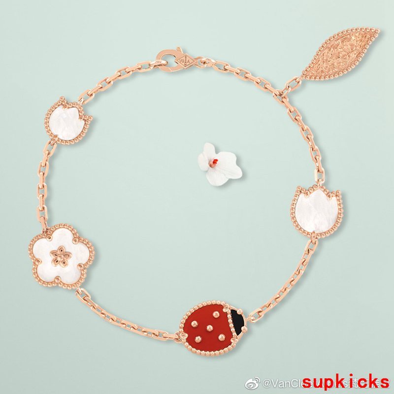 Front view of Van Cleef & Arpels unisex jewelry piece