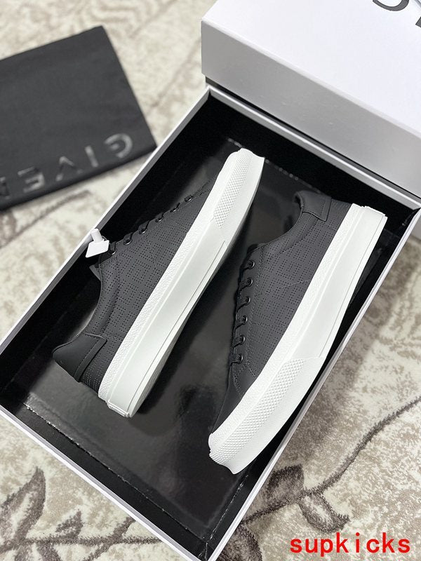 Givenchy shoes Style 027 - close-up of iconic logo design
