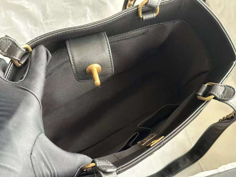 Zivas Charm Versatile Design Everyday Handbag (Elevated Daily Companion) – Lifestyle Shot