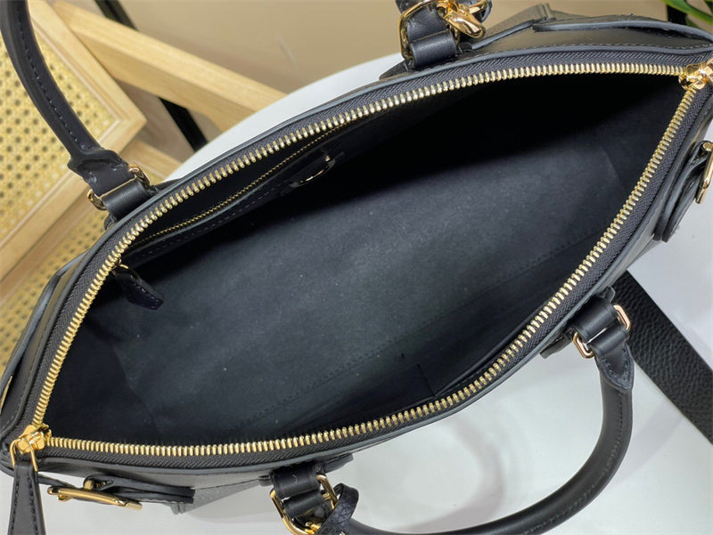  versatile shoulder bag detail view showing craftsmanship 14