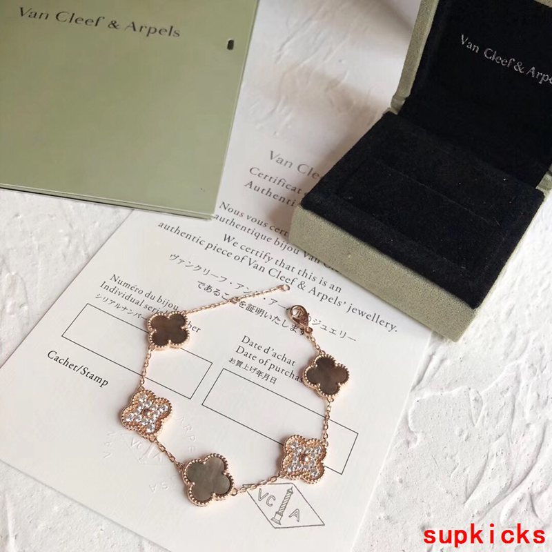 Full view of Van Cleef & Arpels unisex jewelry piece