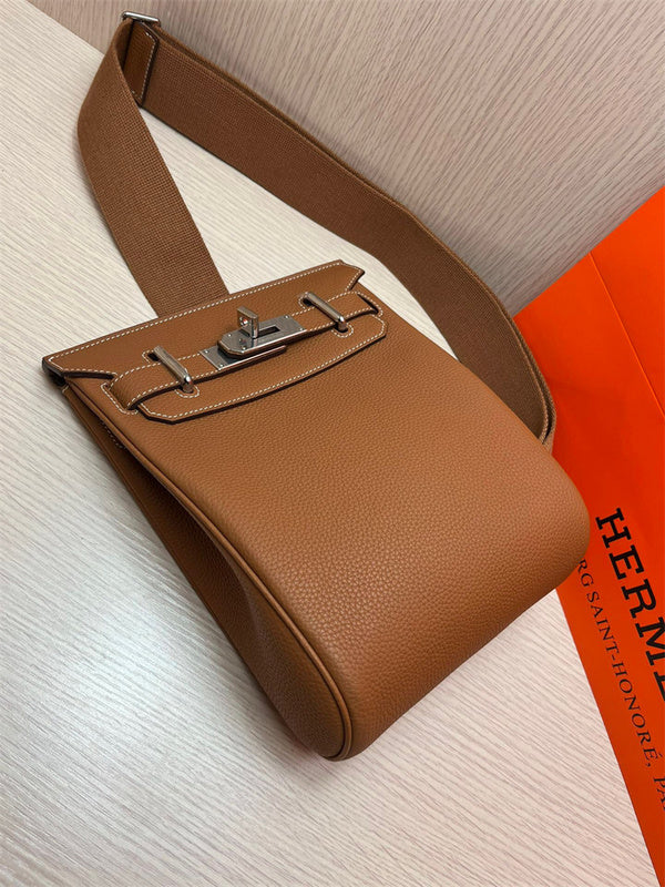  Essential tote bag carried on shoulder 16