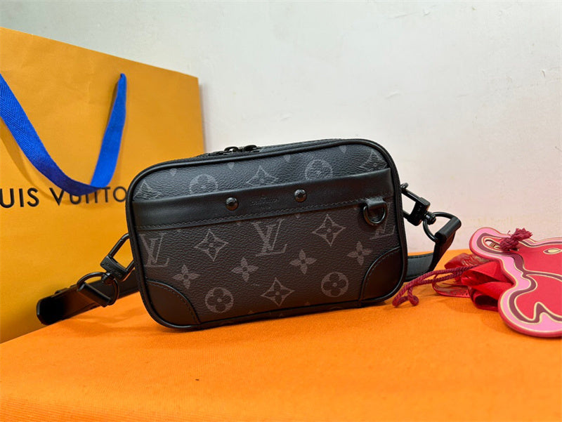  structured bag interior and compartment view