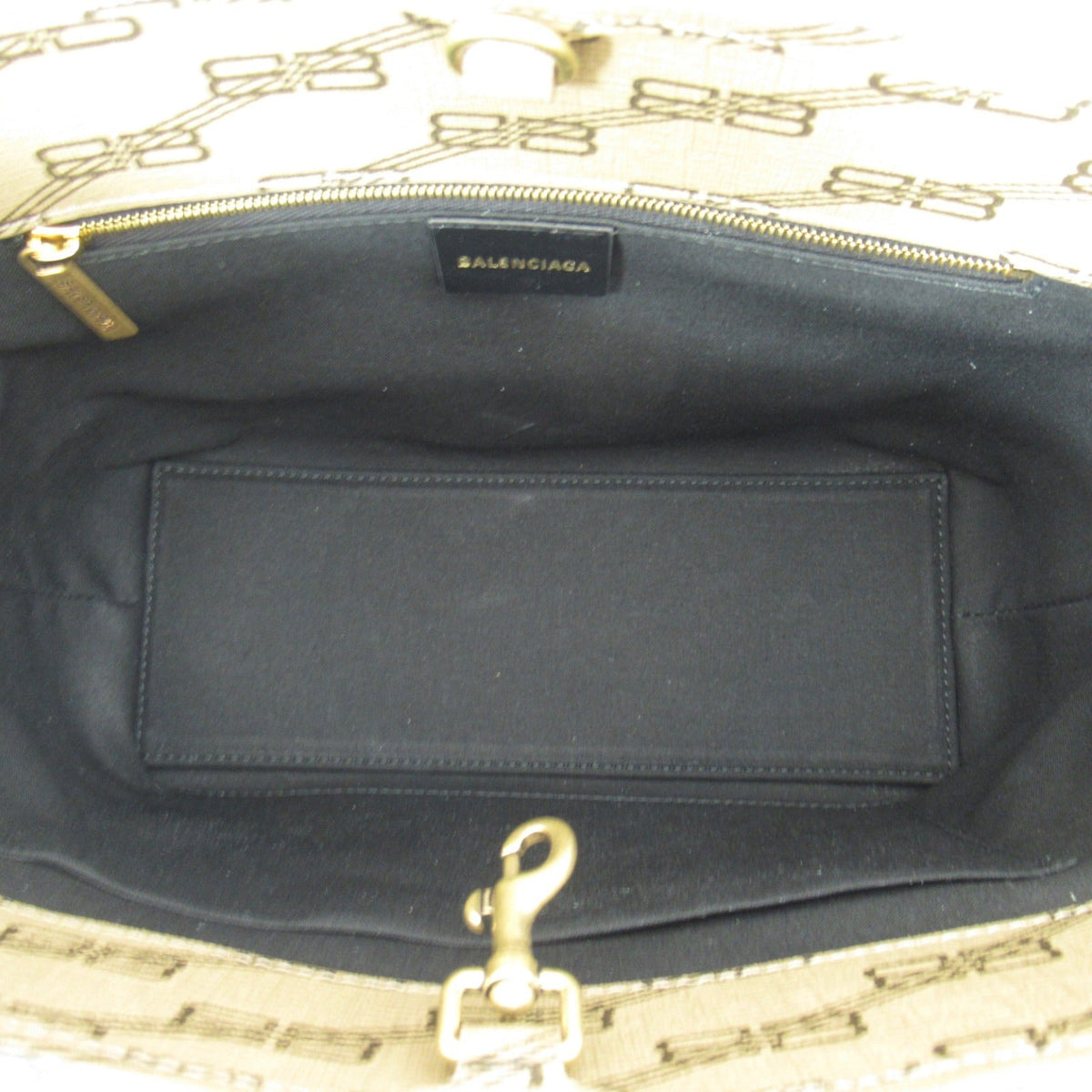 Solvontix elegant leather Luxury Bag close-up detail