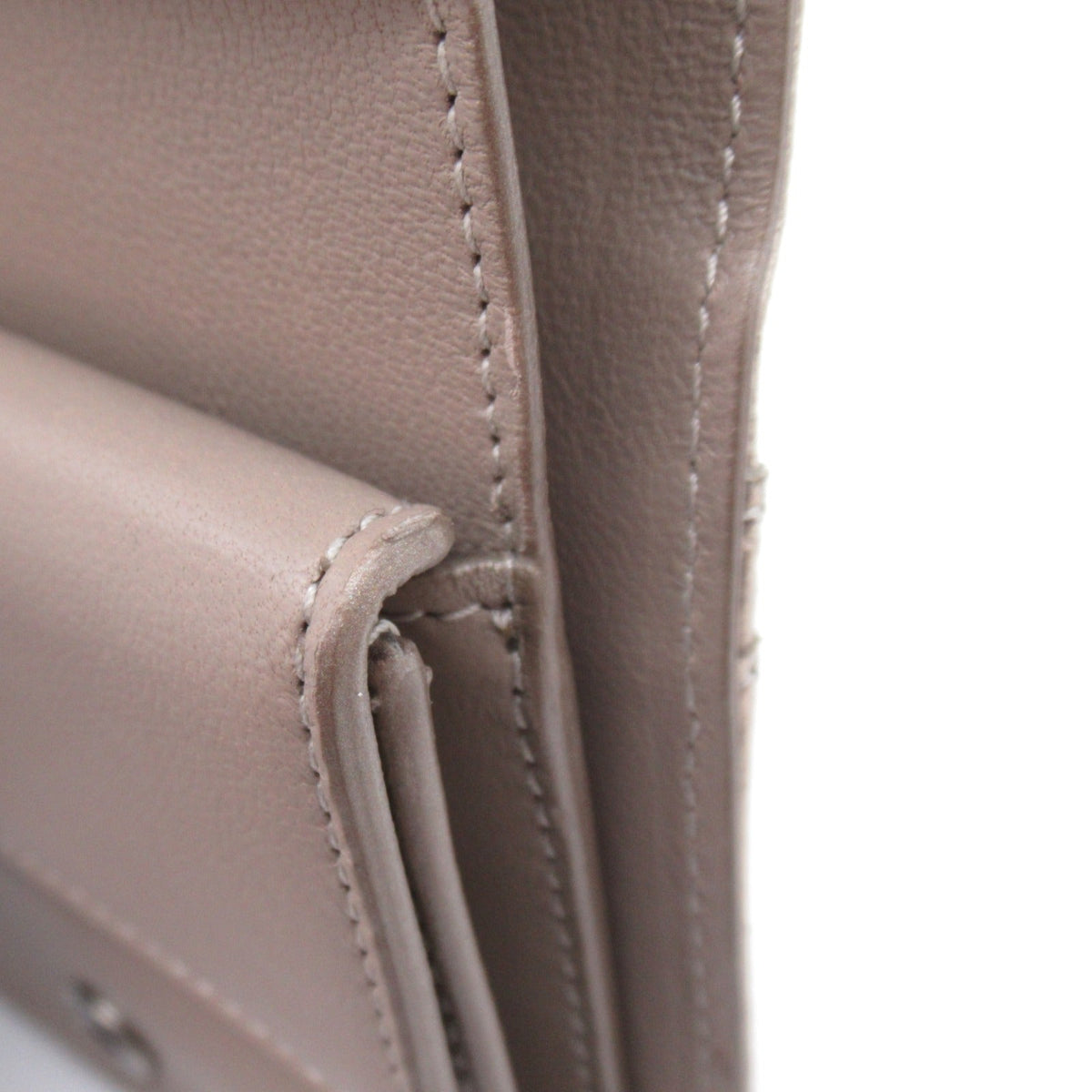Zelvantis elegant leather Luxury Item angled view