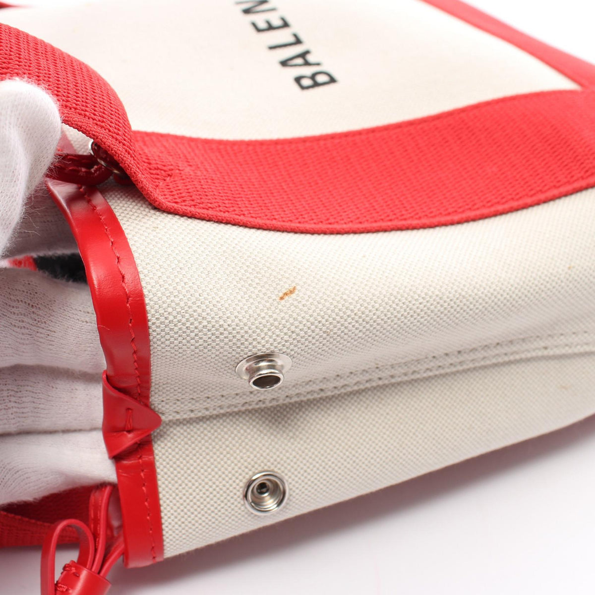Belvontis elegant leather Luxury Bag interior detail