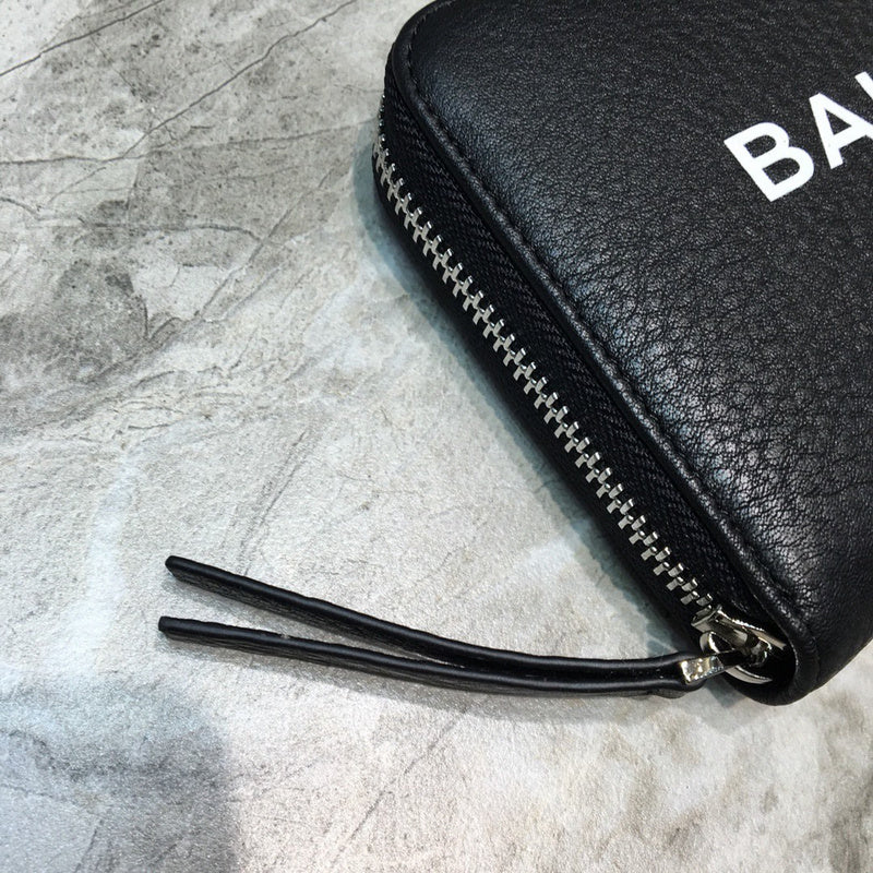 Chic Vegan Leather Handbag - Signature Hardware Accents | Women's Designer-Inspired Purse #1008 - close-up detail shot (image 3) of designer-inspired handbag