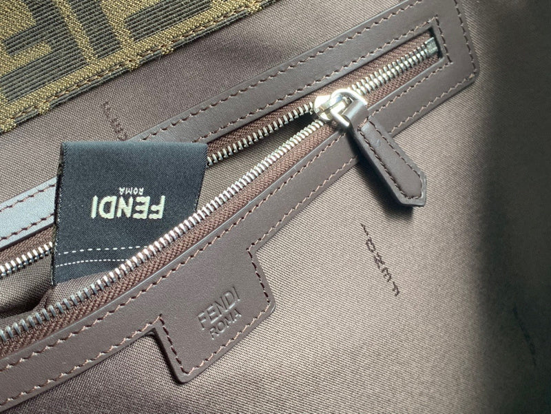 Ziva's Charm handbag – detail view (41cm*35cm*19cm)
