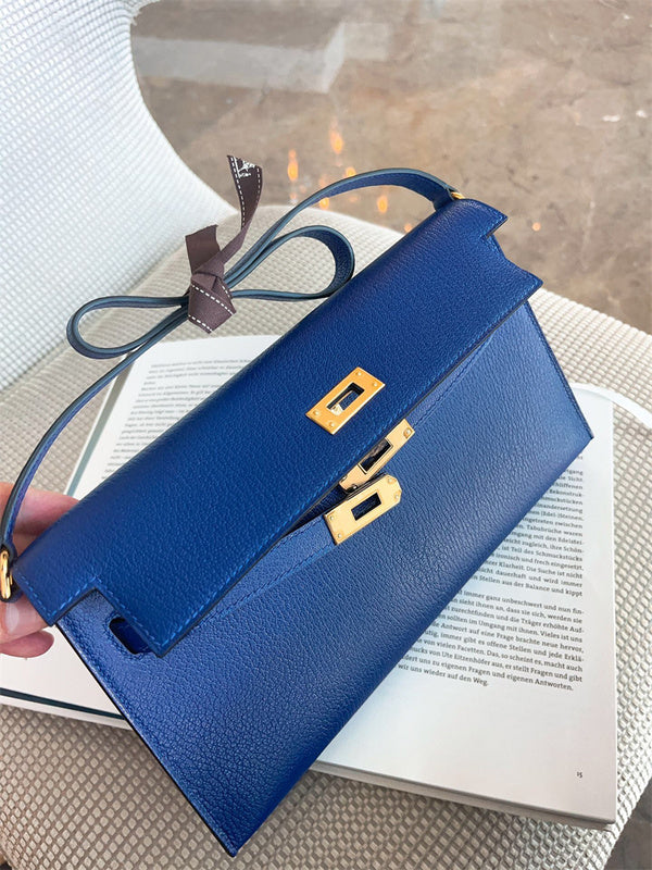  Sophisticated shopper bag carried on shoulder