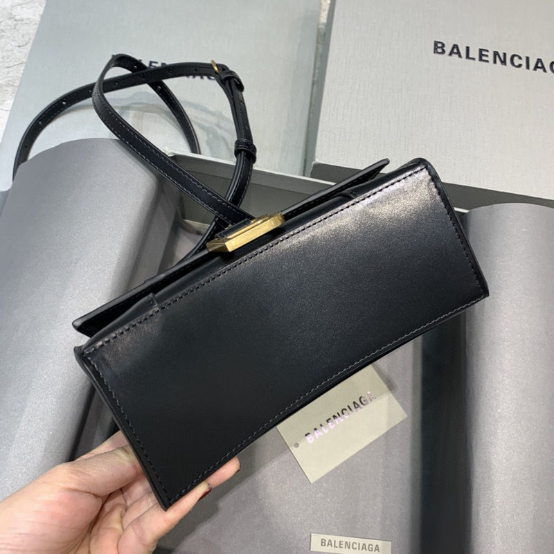 Effortless Vegan Leather Handbag - Everyday Elegance | Women's Everyday Carry Handbag #669 - hardware and detail close-up (image 5) of designer-inspired handbag