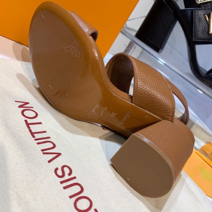 Full silhouette view of Louis Vuitton luxury piece style No.050