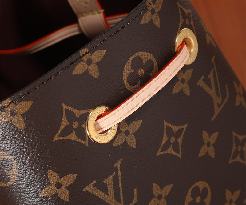  Sophisticated shoulder bag front view 7