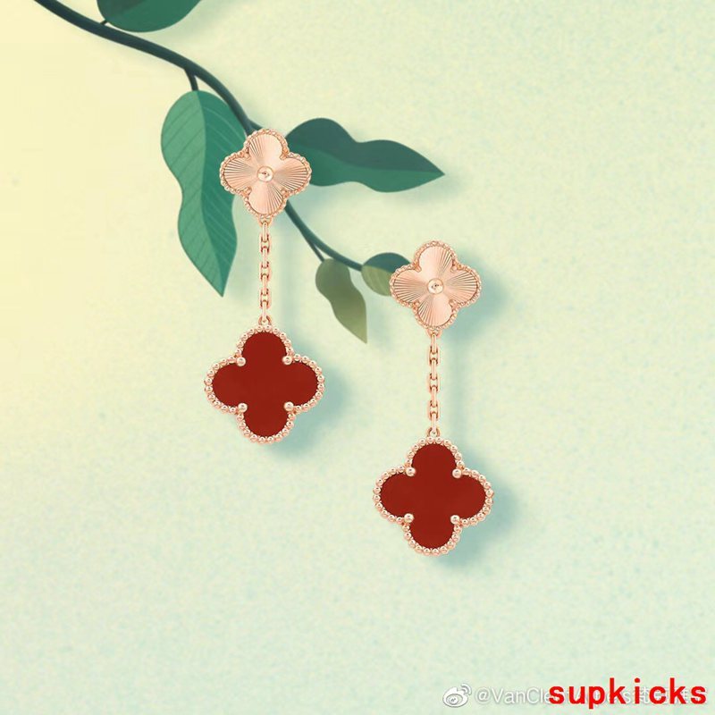 Side view of Van Cleef & Arpels unisex jewelry piece