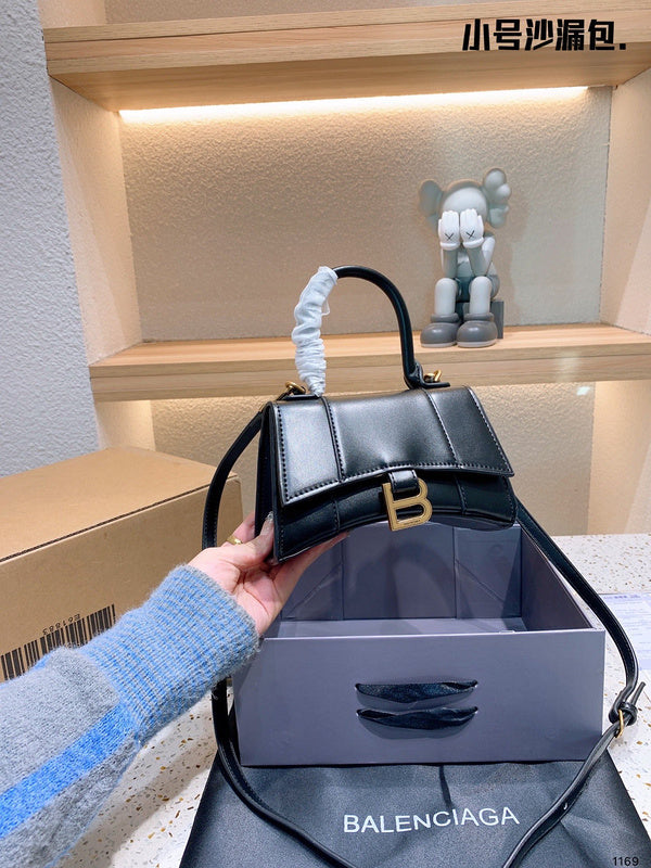 Ziva's Charm handbag – close-up view (one versatile size)