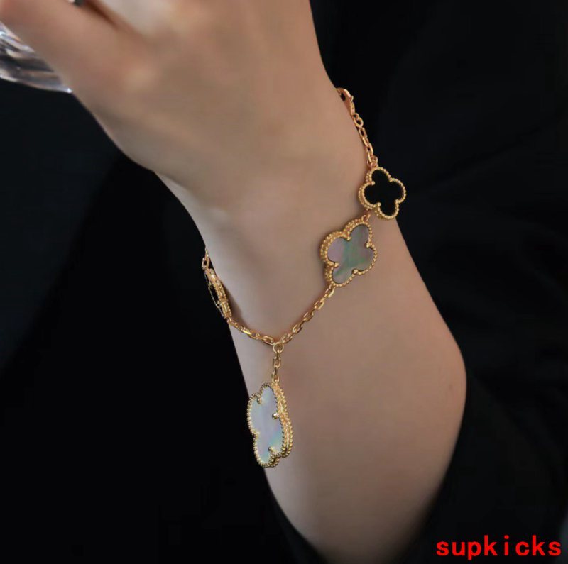 Full view of Van Cleef & Arpels unisex jewelry piece
