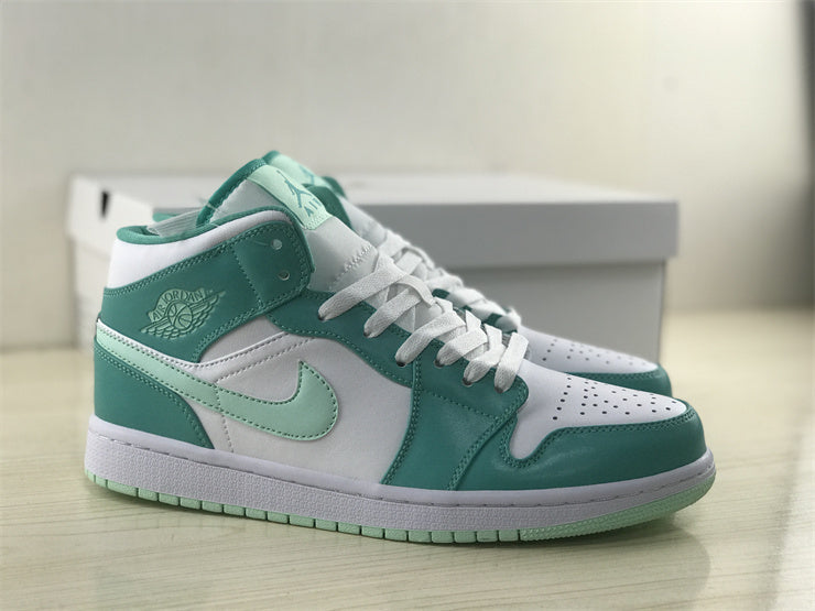 Nike Fashion sneakers in soft grey padded collar comfort front view