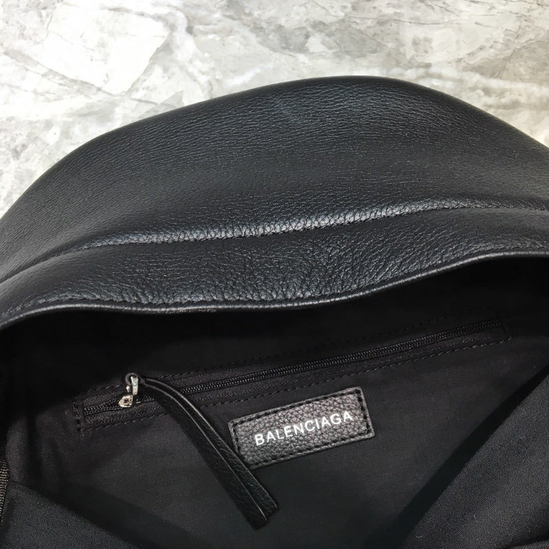 Sleek Vegan Leather Handbag - Modern Structured Build | Women's Fashion Handbag #153 - close-up detail shot (image 3) of designer-inspired handbag