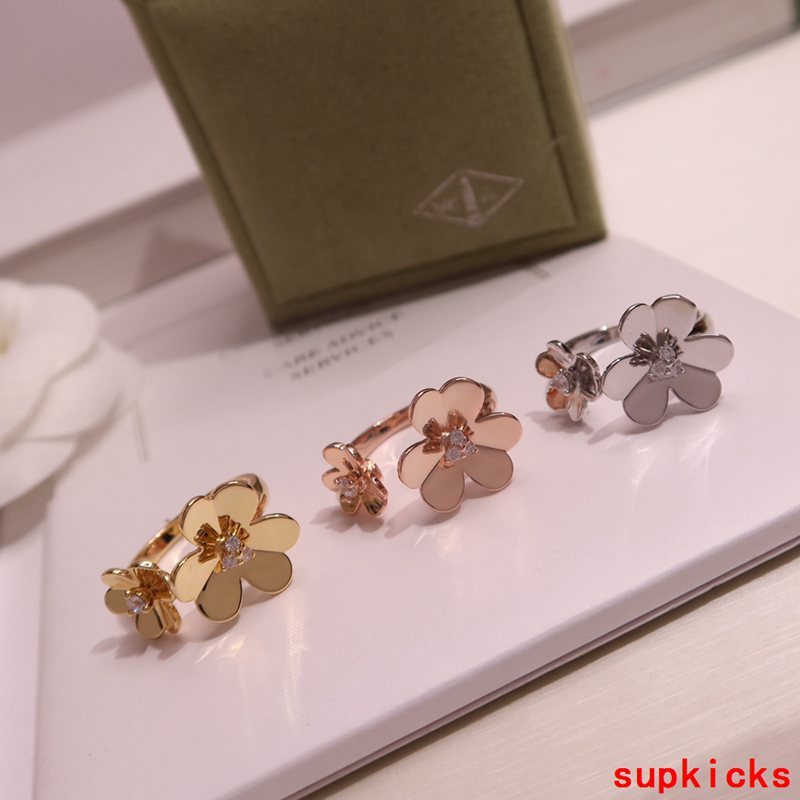 Side view of Van Cleef & Arpels unisex jewelry piece