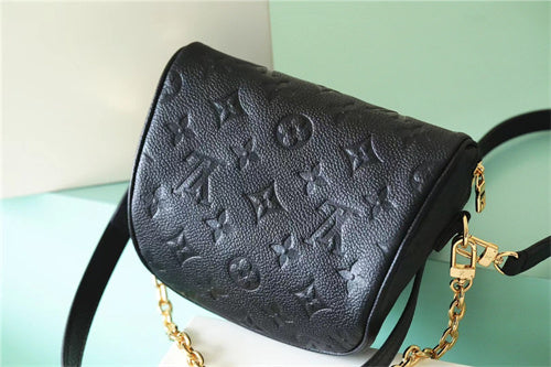  shoulder bag interior and compartment view 15