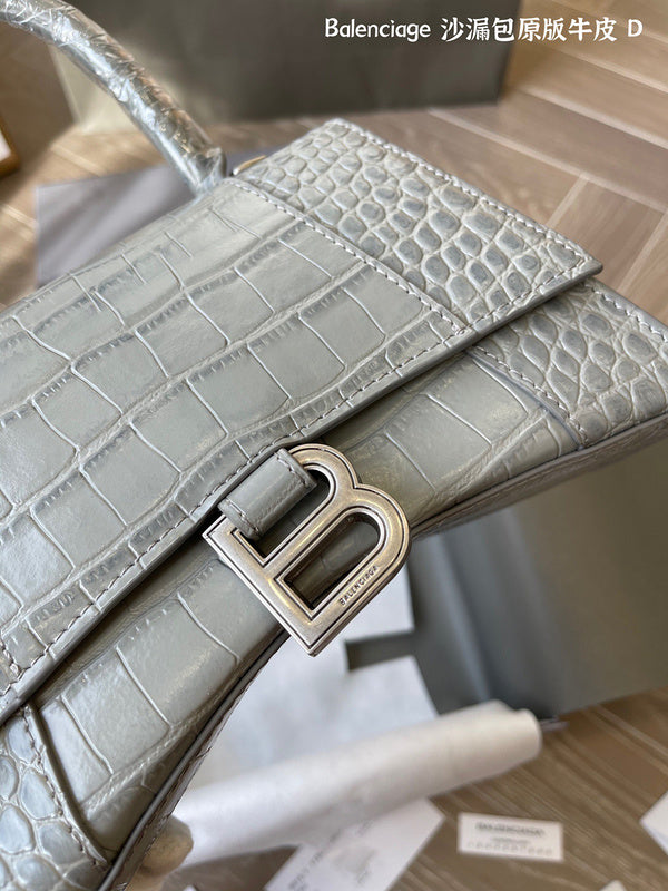 Ziva's Charm handbag – back view (one versatile size)