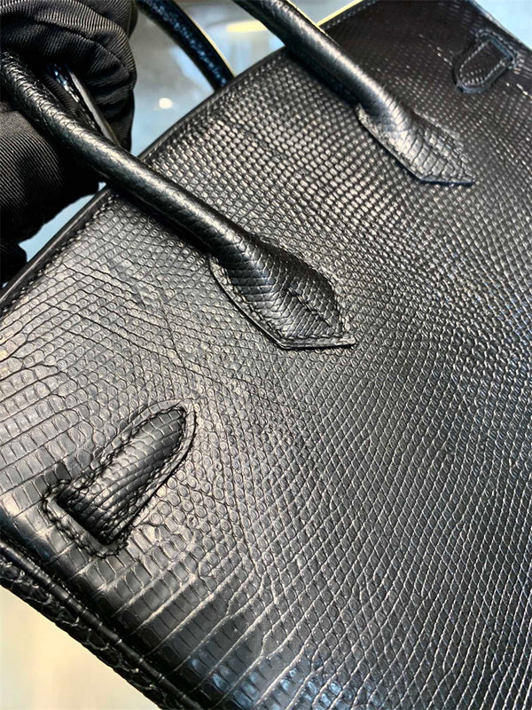  modern carryall bag styled with outfit 18