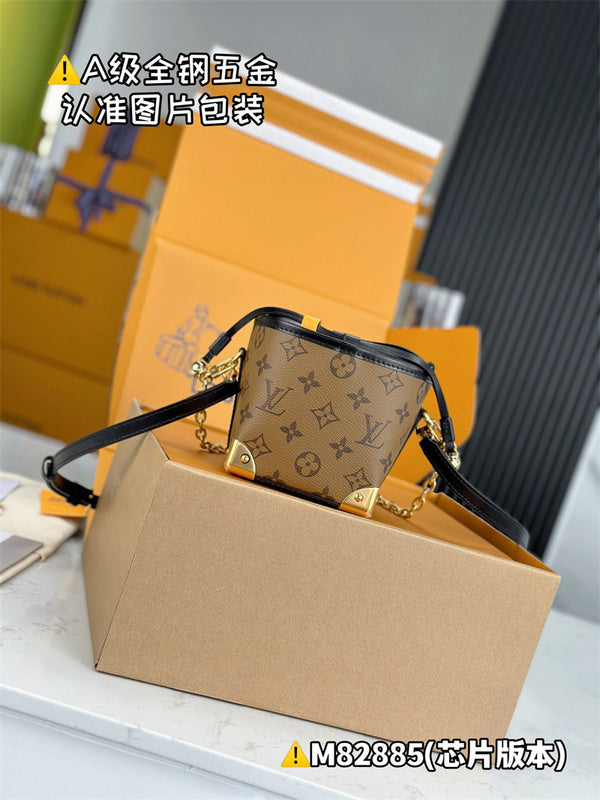  Structured satchel front view