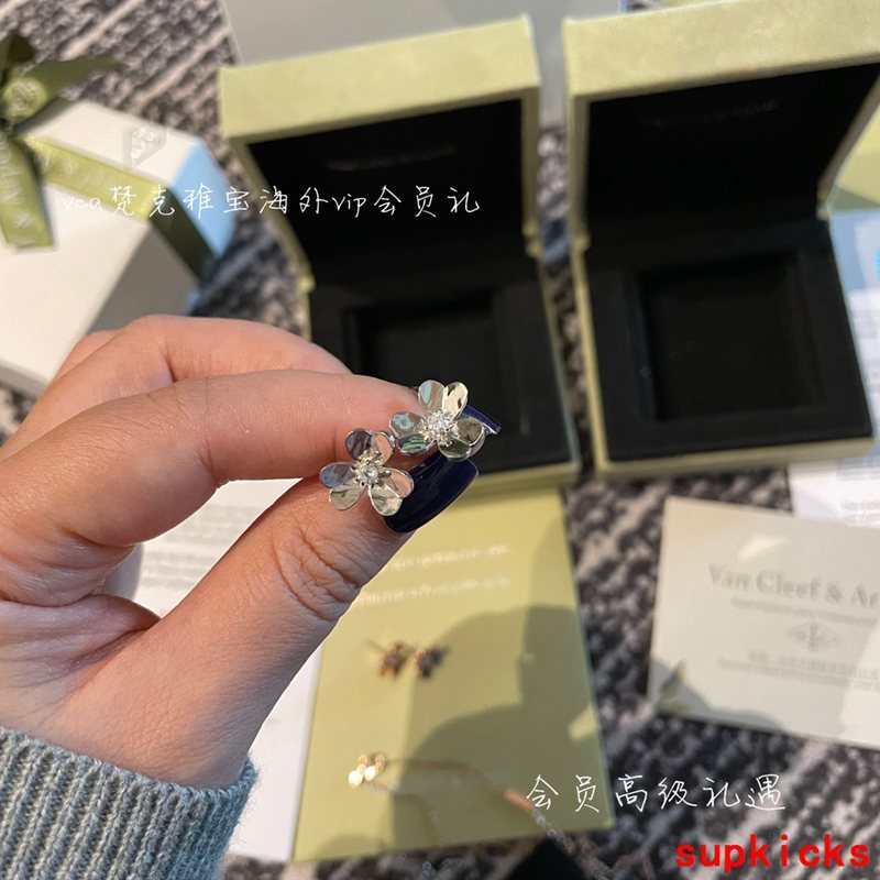 Angled view of Van Cleef & Arpels unisex jewelry piece