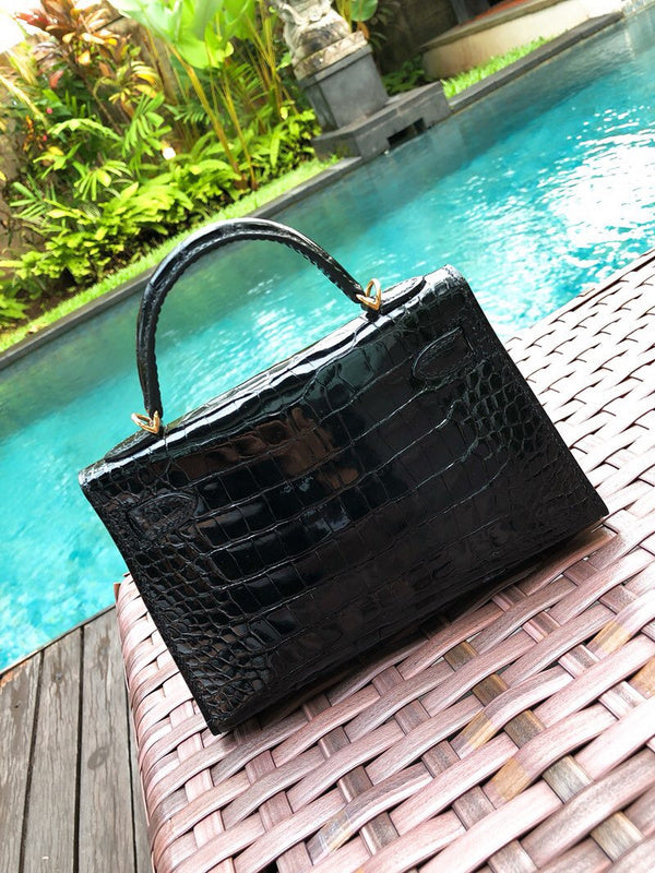  smart shoulder bag detail view showing craftsmanship 20