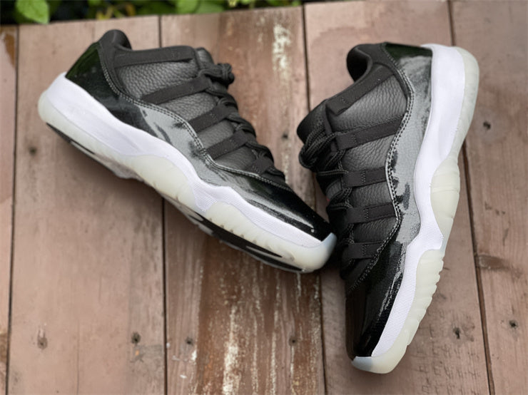 Nike Men's & Women's Luxury Low-Top Trainers — Style 225 hardware detail