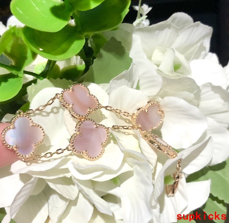 Angled view of Van Cleef & Arpels unisex jewelry piece