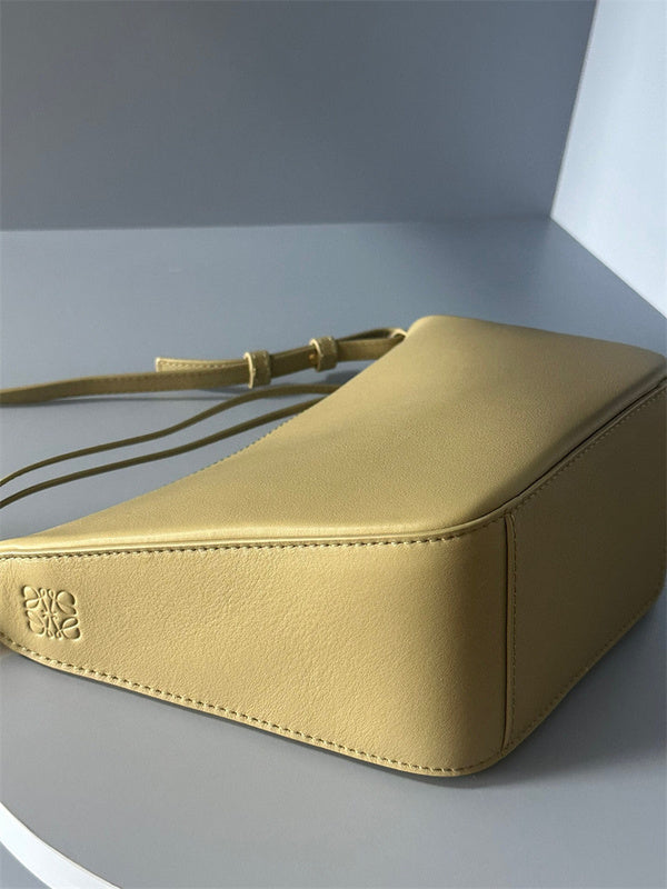 Ziva's Charm handbag – close-up view (28cm*17cm*9.5cm)