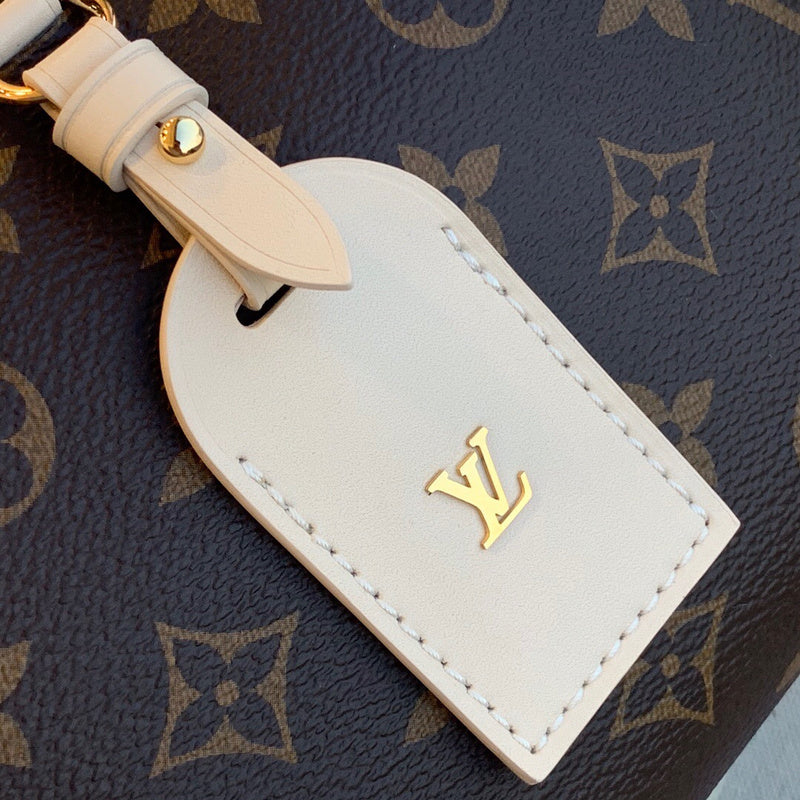 Handle and strap detail of everyday-luxe sleek women's handbag – women's everyday handbag