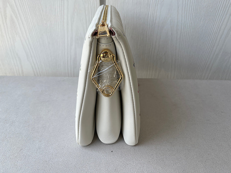 Close-up detail of structured premium women's handbag – women's designer-style accessory